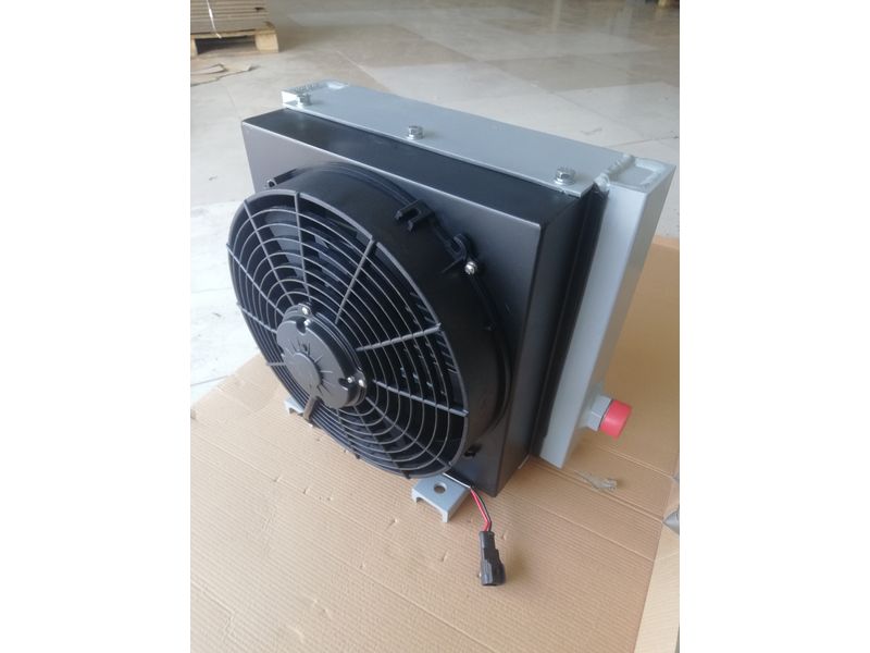 随车吊散热器总成（12吨车型）